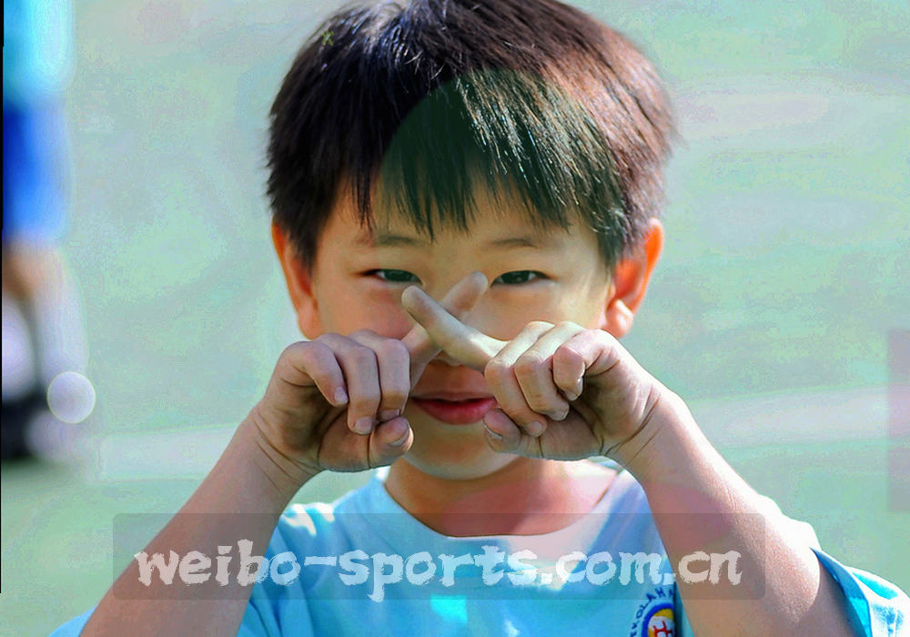 替补席区域与换人牌架的局部，光线偏暗